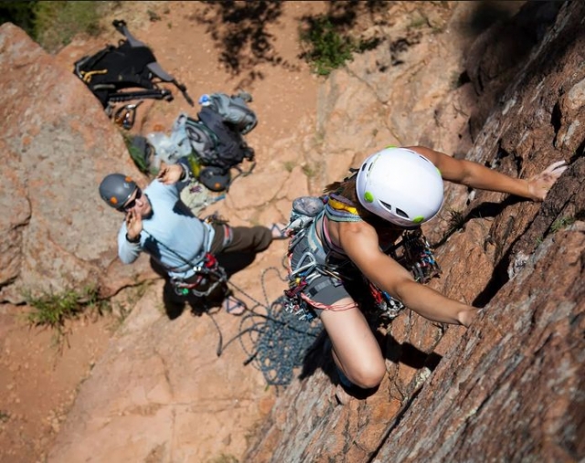  在汝拉沃杜瓦公园监督攀岩
